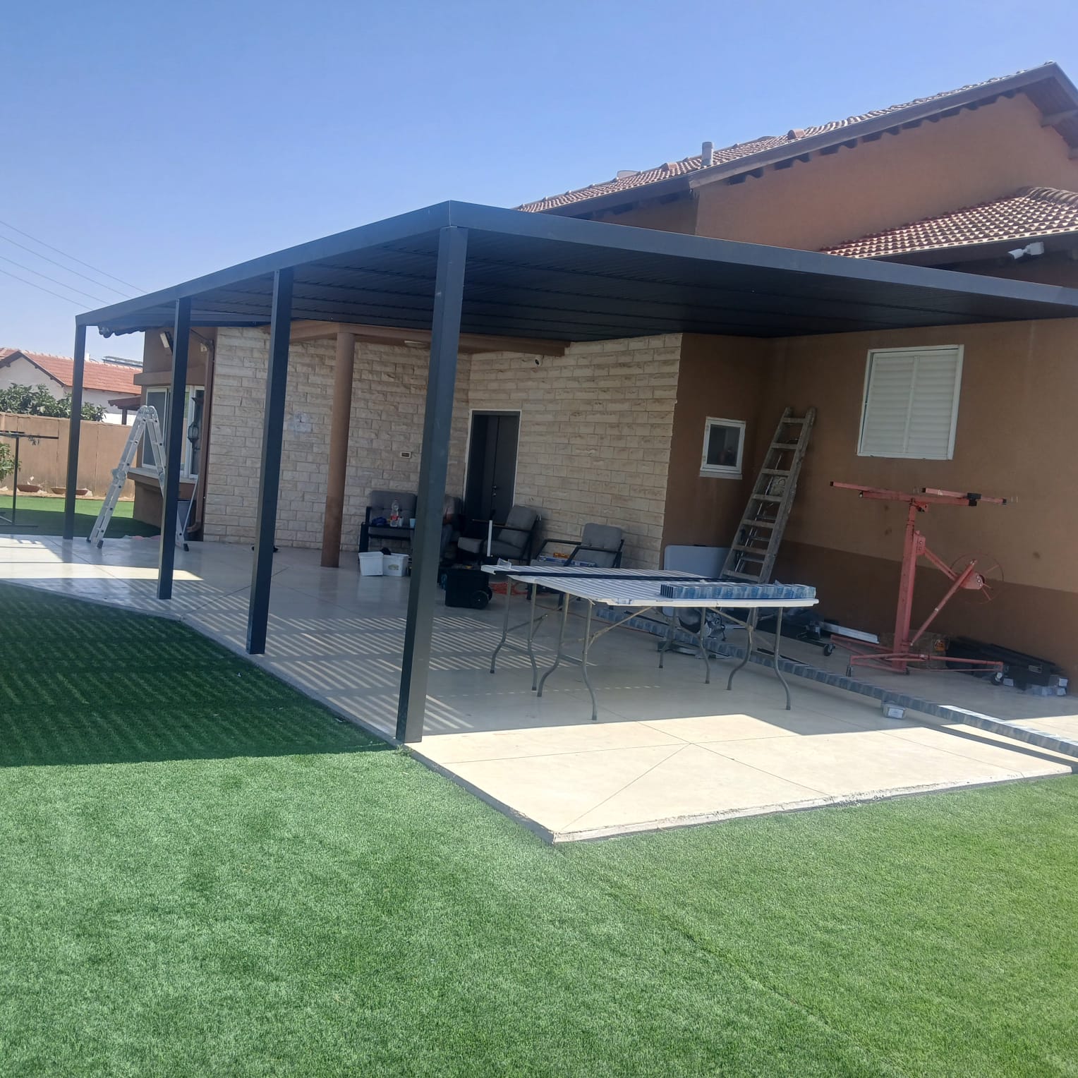 עילאי פרויקטים ואלומיניום | פרגולות אלומיניום | שערים חשמליים